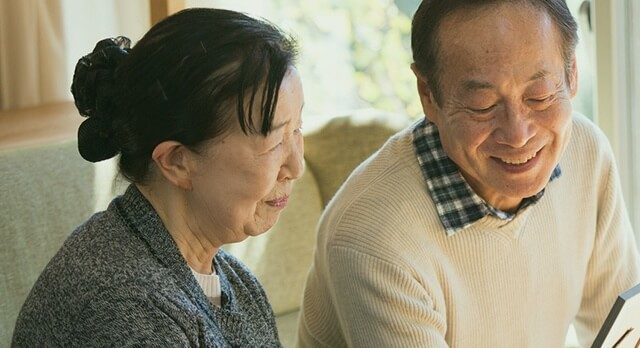 相続の相談をして笑顔の夫婦