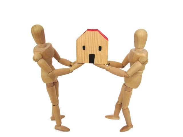 相続登記家を分け合う画像